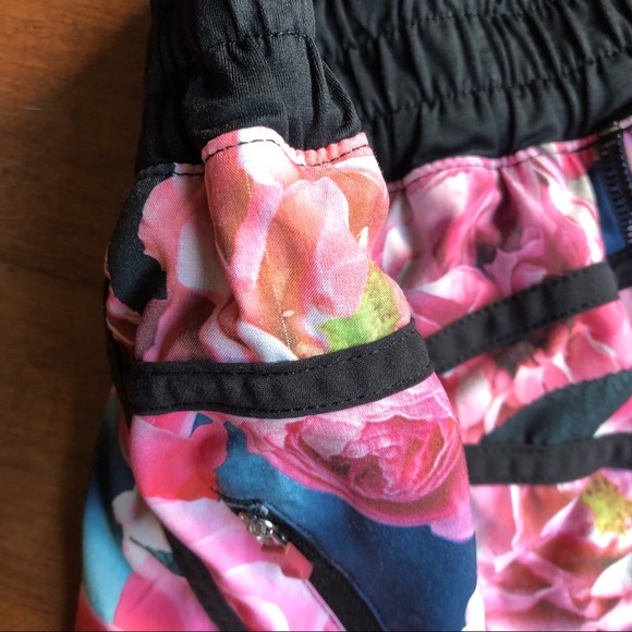 🦊RARE Lululemon Secret Garden Tracker Short - Picture 7 of 7
